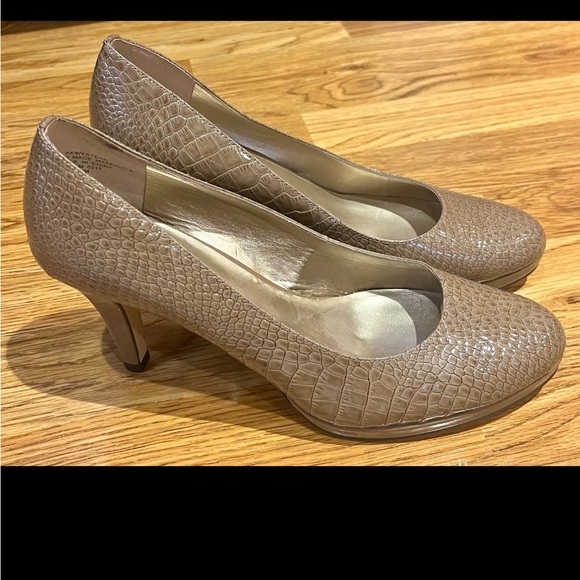Anne Klein Taupe Faux Alligator Stiletto Heels Size 8M - Picture 5 of 13